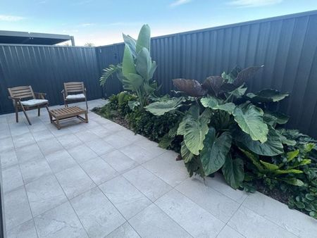 Luxury Waterfront Living in the Heart of Hope Island - Fully Furnished - Photo 5