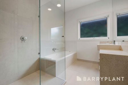 Stylish, Spacious & Exceptionally Located in the Heart of Highett - Photo 3