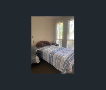 Neat & Complete Courtyard Home - Photo 2