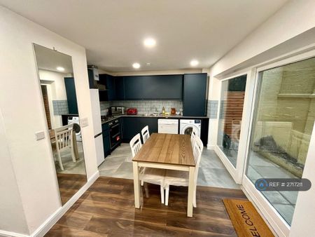 1 bedroom in a house share to rent - Photo 5