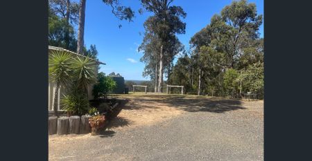 Spacious Two-Storey 4-Bedroom Rural Retreat with Modern Comforts - Photo 4