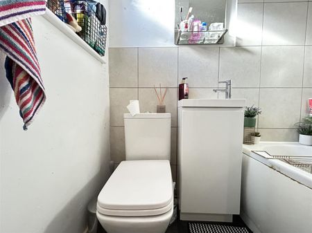 2 Bedroom House - Mid Terrace To Let - Photo 4