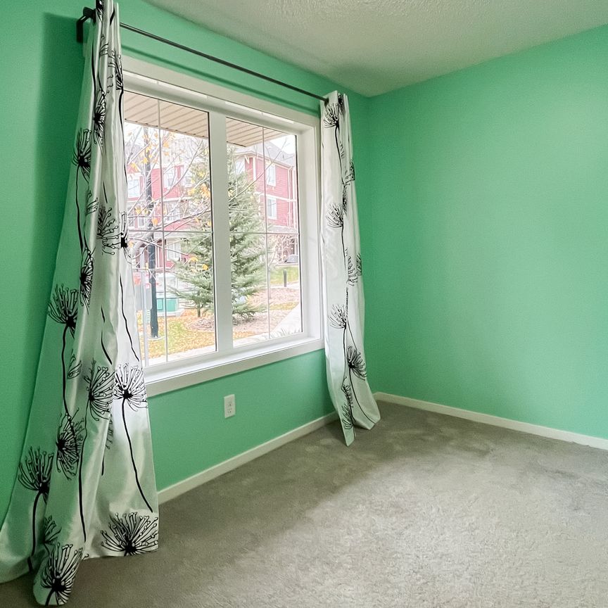 Sunlit 3 Storey End Unit Townhouse. Special Incentive - Photo 1