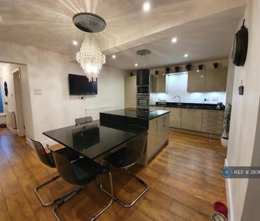 4 bedroom semi-detached house to rent - Photo 6