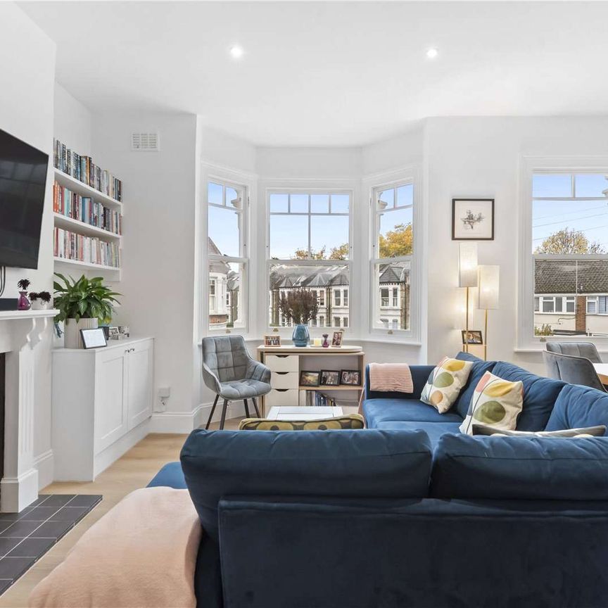 SHORT LET - A stunning three bedroom split-level flat with roof terrace - Photo 1