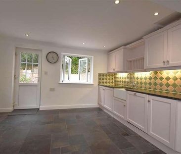 School Lane, Parkgate, CH64 - Photo 1