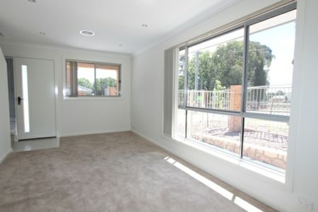 Spacious 3-Bedroom Townhouse with Study. - Photo 3