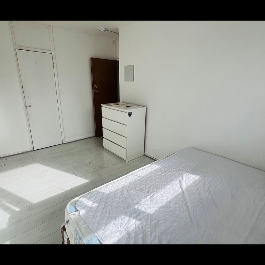 Room in a Shared Flat, Broomfield Street, E14 - Photo 1
