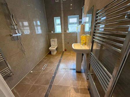 7 Bed Terraced House, Birmingham Road, B70 - Photo 3