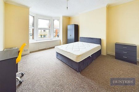 5 bedroom House To Let - Photo 4