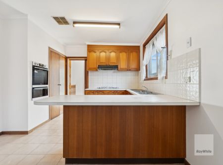 Three Bedroom Home Plus Study! - Photo 3