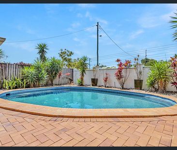 Modern 2 bed unit in the heart of Cairns! - Photo 4