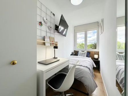 Calle de Ayllón, Madrid, Community of Madrid 28024 - Photo 3