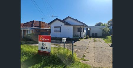 3 BEDROOM HOUSE PLUS SELF CONTAINED SLEEP OUT!! - Photo 3