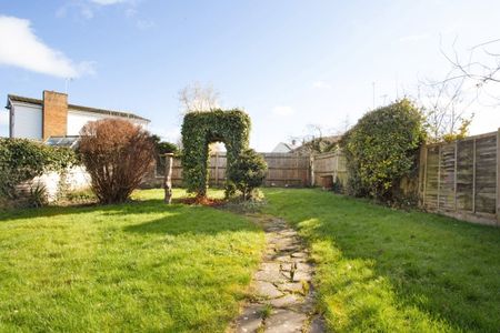 3 bedroom semi-detached house to rent - Photo 5