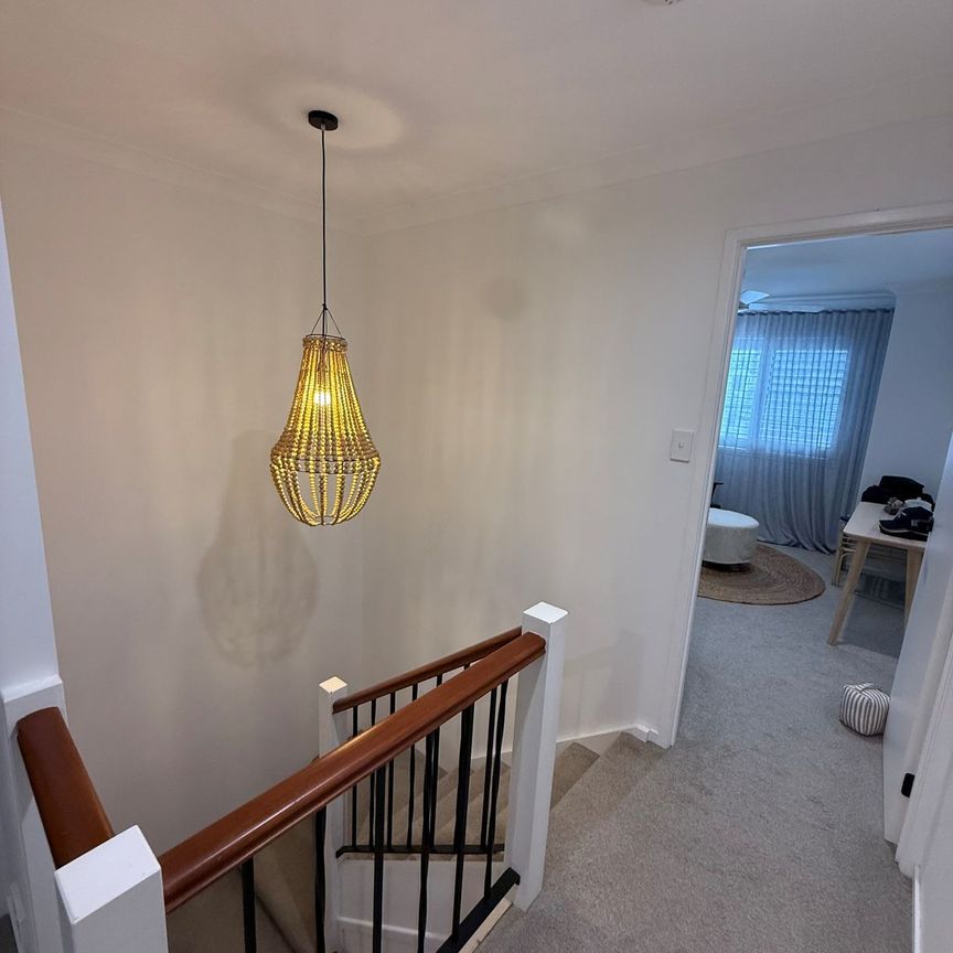 Beautifully renovated inside and out - quiet & secure sought after estate in central Robina - Photo 1