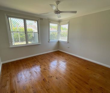 Three bedroom home in Fantastic Location! - Photo 2