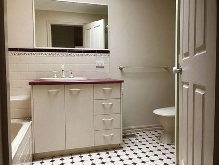 Cosy and Low-Maintenance Living in a Convenient Location - Photo 2