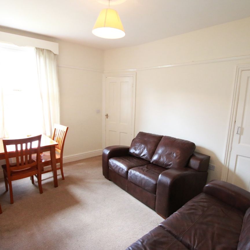 4 Bed Terraced House, Grange Avenue, RG6 - Photo 1