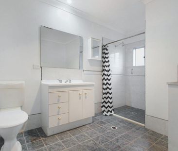 2-Bedroom Sunlit Coastal Apartment in Prime Terrigal Location - Photo 5