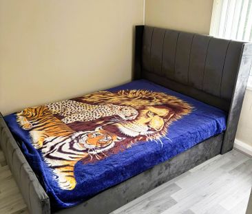 £1,200 Furnished Two Bedroom House With Garden in Addison Crescent ... - Photo 3