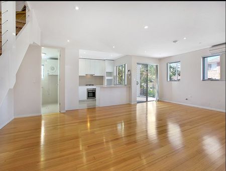 Modern Coastal Living in Maroubra - 3-Bedroom Townhouse - Photo 3