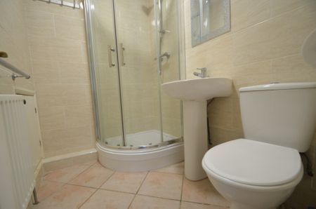 2 bedroom Detached bungalow to rent - Photo 2