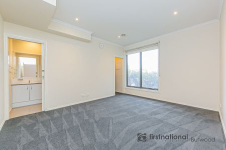 Luxury Townhouse in Prime Location! - Photo 4