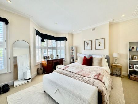 3 Bedroom Mid Terraced House, Glendarvon Street, London - Photo 4