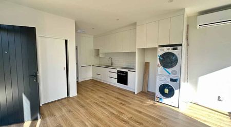 Spacious 2-Beds – Prime Location Opp Park! - Photo 3