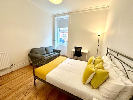 3 bedroom flat to rent - Photo 2