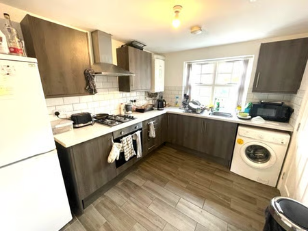 1 bedroom in a house share to rent - Photo 2