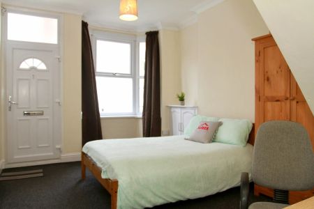 St Leonards Road (3 bed) - Photo 2