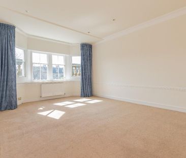 3 bedroom flat to rent - Photo 4