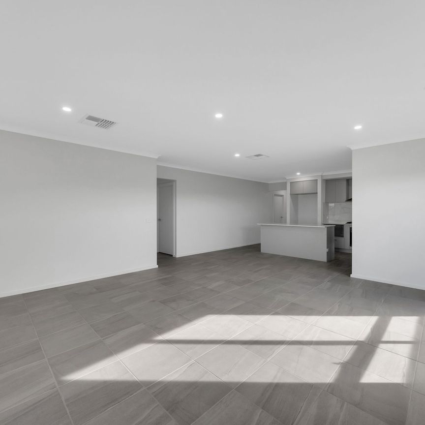 Modern 4 Bedroom Family Living with Parkside Access - Photo 1