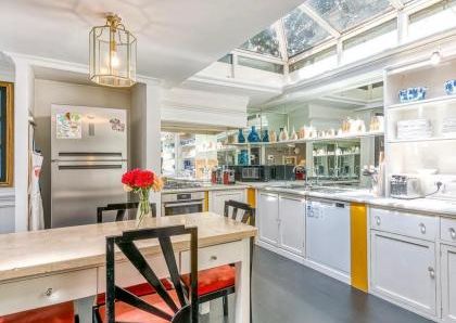 Villa-Parioli: Beautiful independent house with large private garden and terraces. Spacious living, formal dining, study-music room, sun room, 5 bedrooms, 4 bathrooms, parking. rif 163