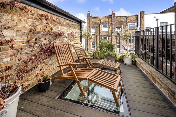 An immaculate and beautifully presented house, finished to a very high standard with a pretty paved garden and terrace. - Photo 1