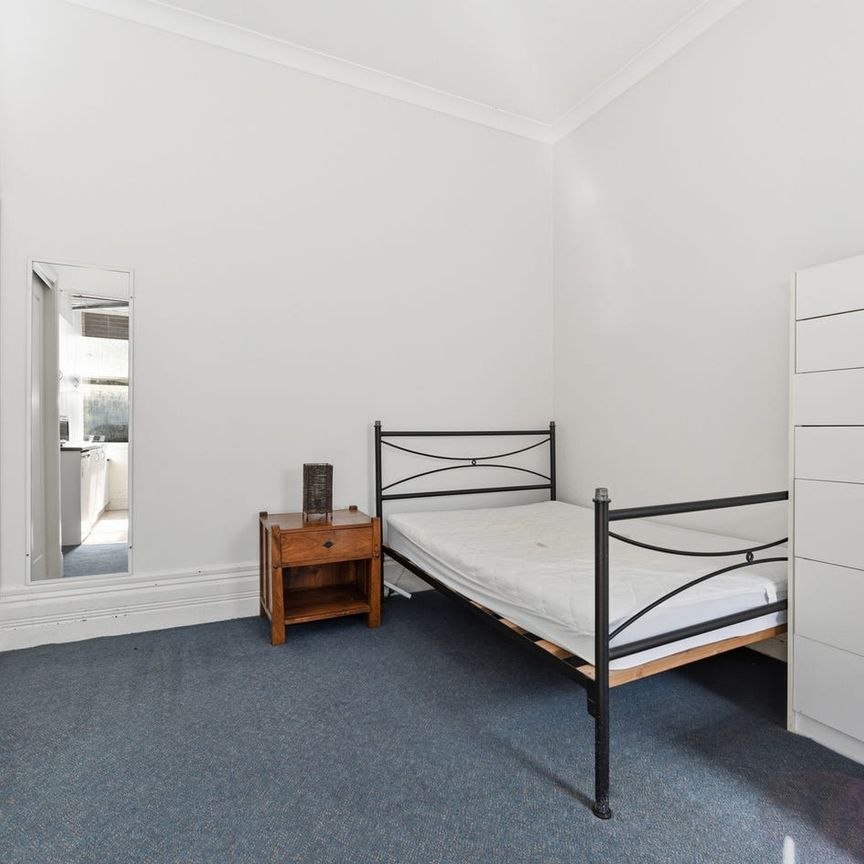 Partially furnished studio in the heart of Glebe - Photo 1