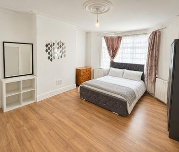 4 bedroom semi-detached house to rent - Photo 4