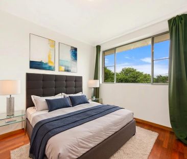 Top Floor 2 bedroom Apartment with Sunfilled Living Room - Photo 2