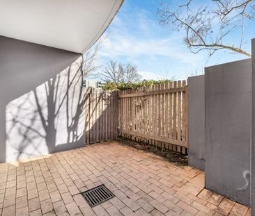 Classic Two Bedroom Ground Floor Unit! - Photo 4