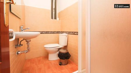 Room in a shared 11-bedroom apartment for rent in Centro-Sagrario, perfect for females and professionals - Photo 3
