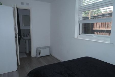 1 Bed Flat, Bow Lane, N12 - Photo 3