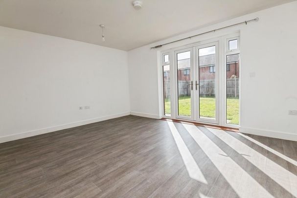 3 bedroom semi-detached house to rent - Photo 1