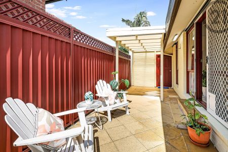 Well-Presented & Fully Renovated North-Facing Villa - Photo 2
