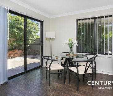Townhouse with Fresh Interiors and Private Courtyard Living - Photo 2