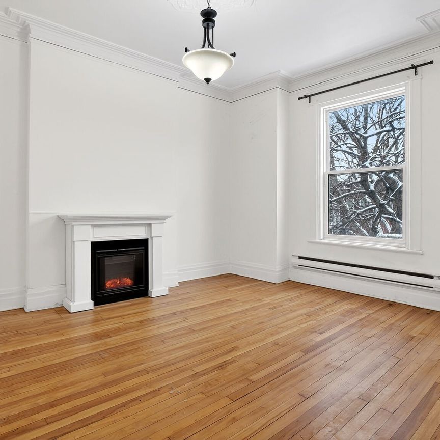 2324 Av. Belgrave - Photo 1