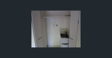 Stylish Courtyard Apartment inc. Separate Storage! - Photo 3