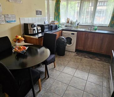 4 bedroom terraced house to rent - Photo 5