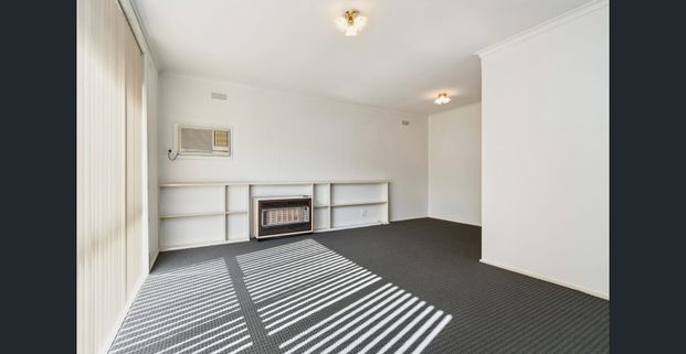 Comfortable 3-Bedroom Home Close to Schools & Shops - Freshly Painted, New Carpet Throughout - Photo 1